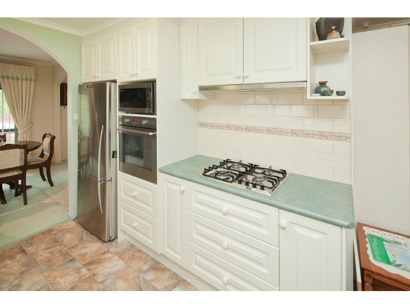 16 Hutchins Ave, Endeavour Hills VIC 3802