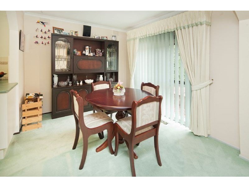 16 Hutchins Ave, Endeavour Hills VIC 3802