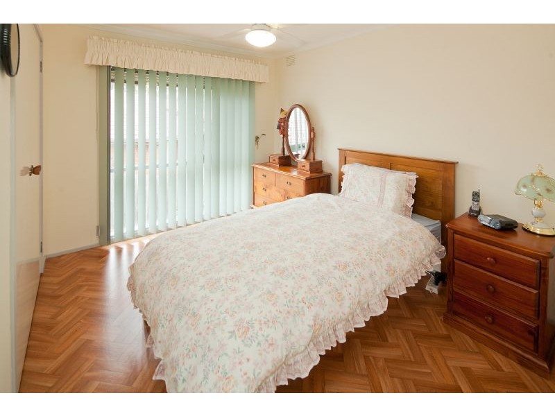 16 Hutchins Ave, Endeavour Hills VIC 3802