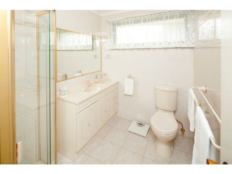 16 Hutchins Ave, Endeavour Hills VIC 3802