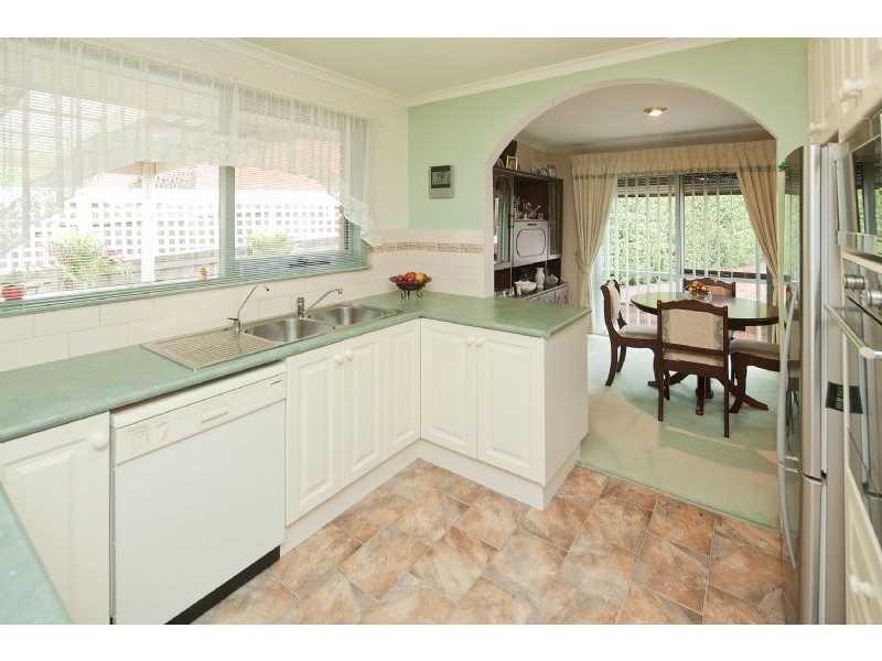 16 Hutchins Ave, Endeavour Hills VIC 3802