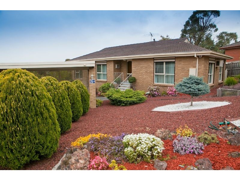 16 Hutchins Ave, Endeavour Hills VIC 3802