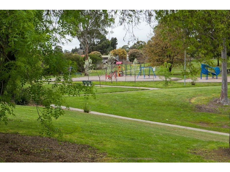 16 Hutchins Ave, Endeavour Hills VIC 3802