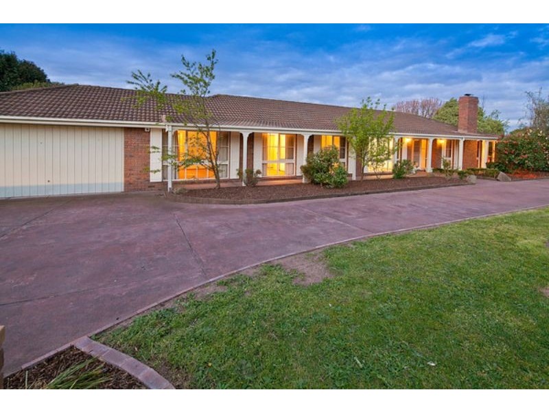 160 – 162 Kennington Park Drive, Endeavour Hills VIC 3802