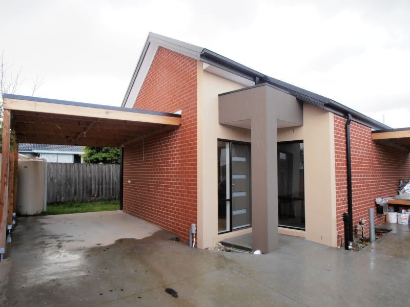 2/33 Booth Crescent, Dandenong North VIC 3175