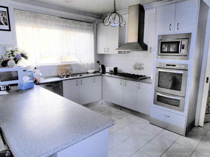 135 Gleneagles Drive, Endeavour Hills VIC 3802