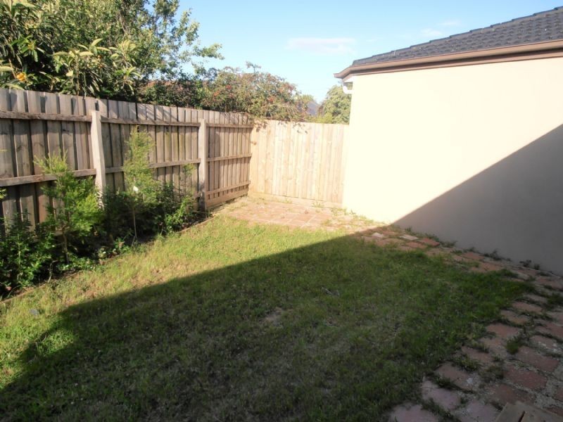 2/8 Prunus Grove, Doveton VIC 3177