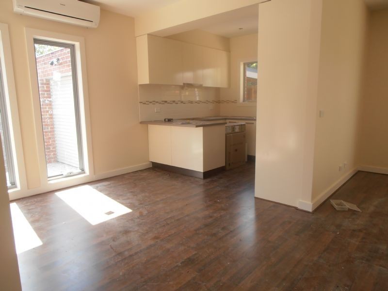 2/16 Floriana Avenue, Doveton VIC 3177