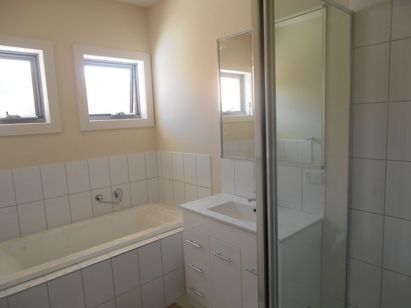 2/16 Floriana Avenue, Doveton VIC 3177