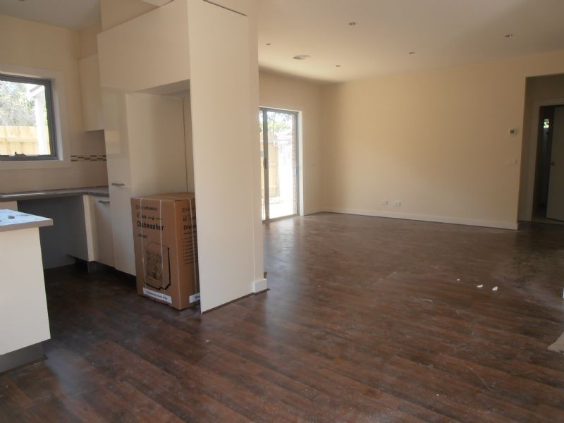 2/16 Floriana Avenue, Doveton VIC 3177