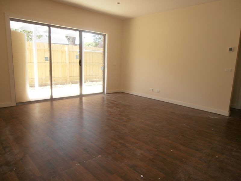 2/16 Floriana Avenue, Doveton VIC 3177