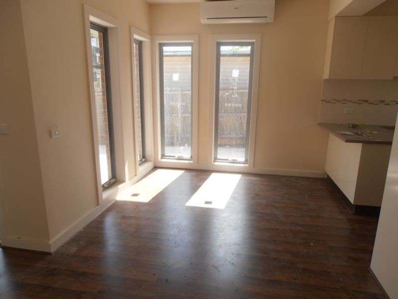 2/16 Floriana Avenue, Doveton VIC 3177