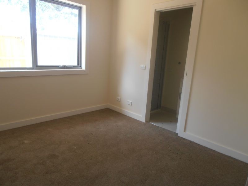 2/16 Floriana Avenue, Doveton VIC 3177