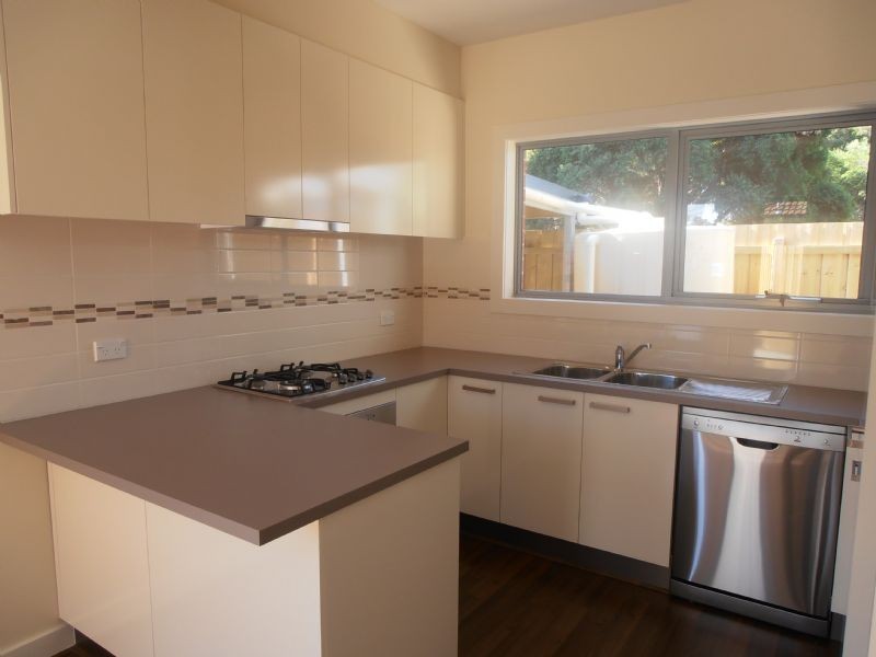 2/16 Floriana Avenue, Doveton VIC 3177