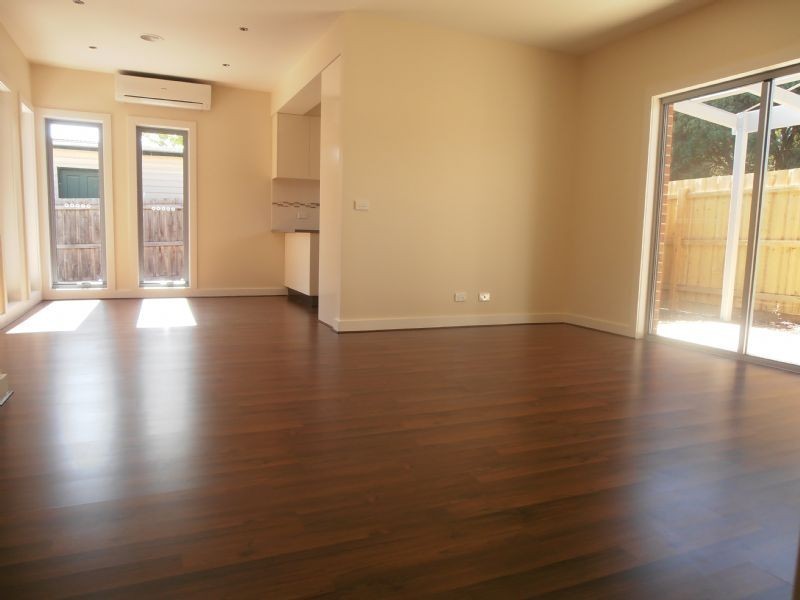 2/16 Floriana Avenue, Doveton VIC 3177