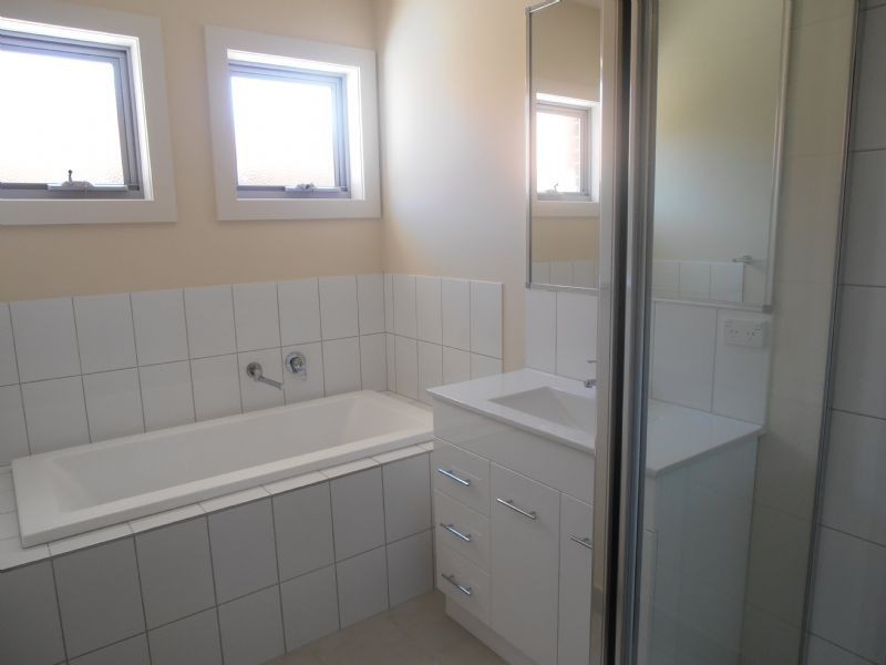 2/16 Floriana Avenue, Doveton VIC 3177