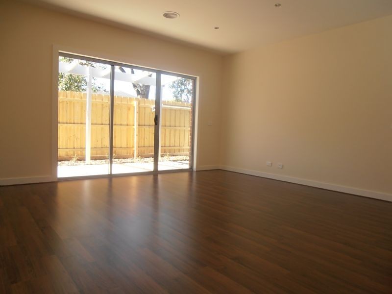 2/16 Floriana Avenue, Doveton VIC 3177