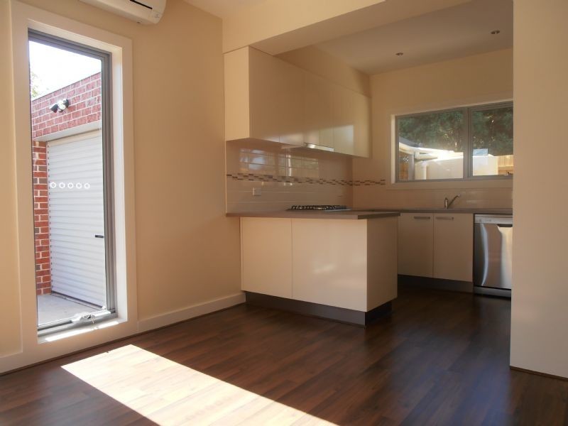 2/16 Floriana Avenue, Doveton VIC 3177