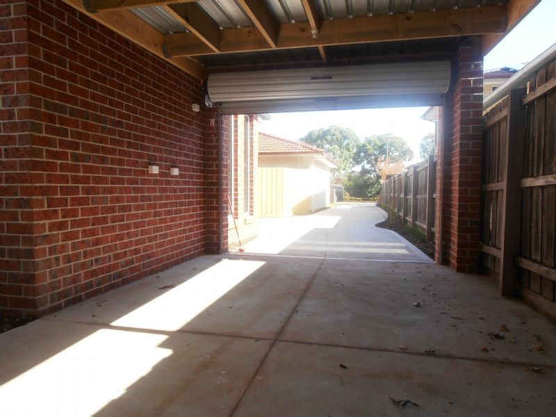 2/16 Floriana Avenue, Doveton VIC 3177