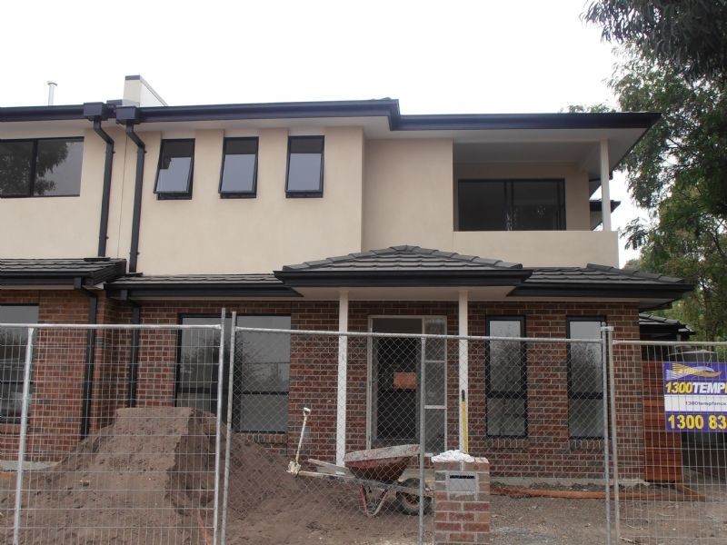 1/2-4 Edinburgh Drive, Beaconsfield VIC 3807