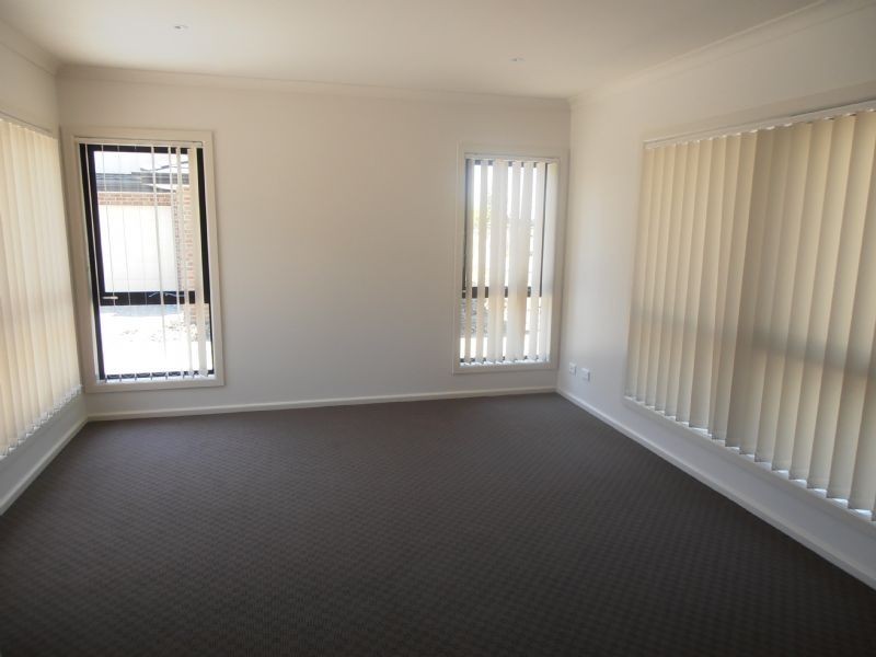 10/2-4 Edinburgh Drive, Beaconsfield VIC 3807