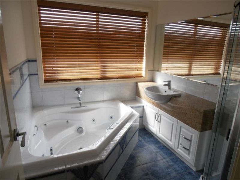 18  Highvale Close, Berwick VIC 3806