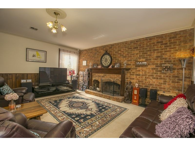 122 Lawless Drive, Cranbourne VIC 3977