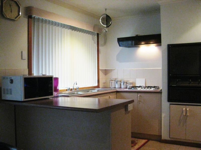 2/4 Johnston Avenue, Eumemmerring VIC 3177