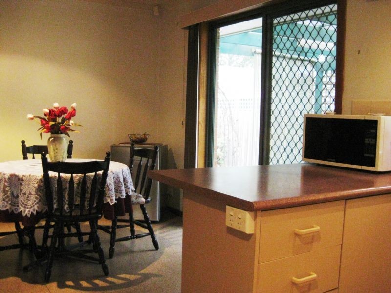 2/4 Johnston Avenue, Eumemmerring VIC 3177