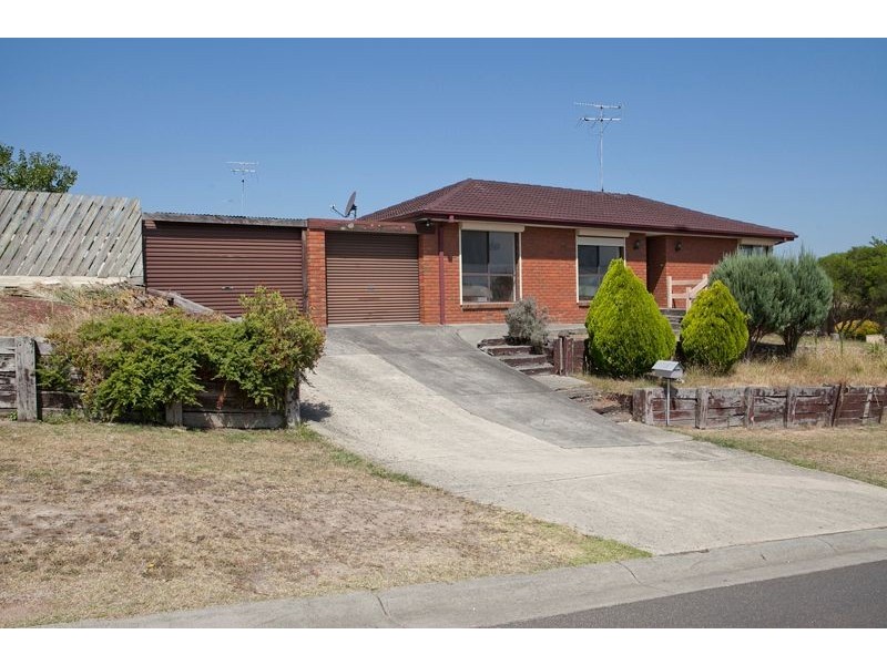 14 Peebles Street, Endeavour Hills VIC 3802