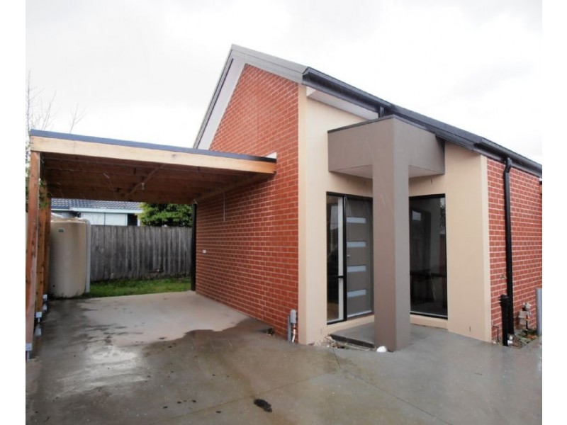 2/33 Booth Crescent, Dandenong North VIC 3175