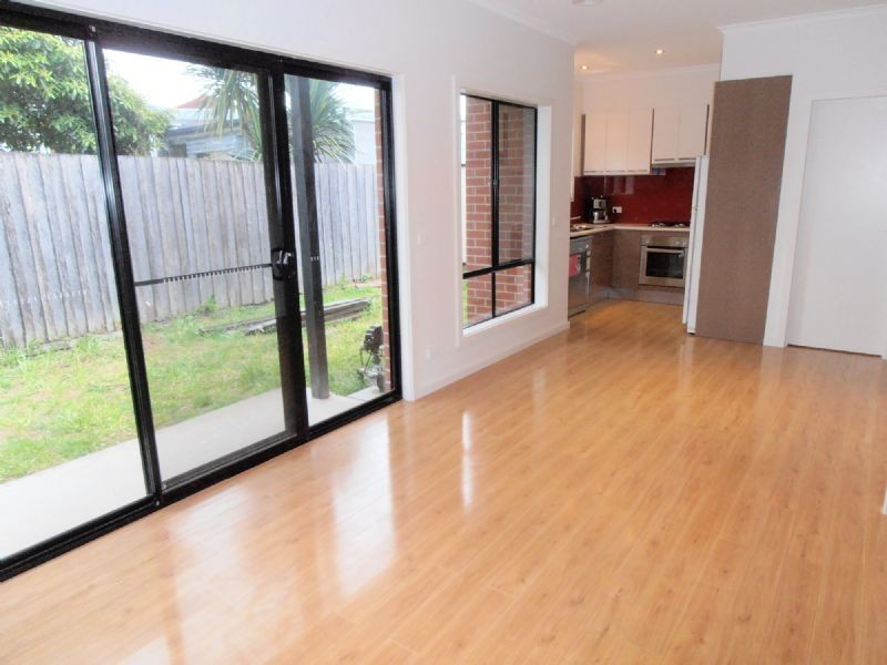 2/33 Booth Crescent, Dandenong North VIC 3175