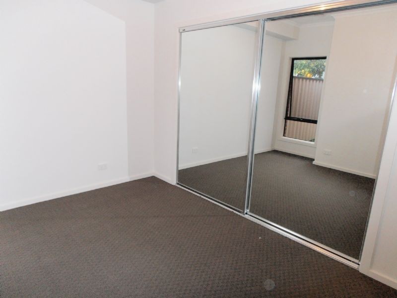 2/33 Booth Crescent, Dandenong North VIC 3175