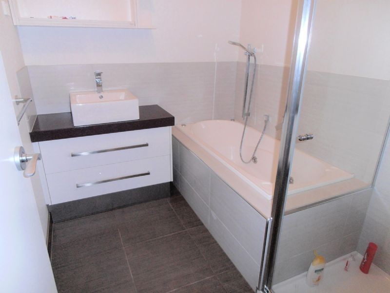 2/33 Booth Crescent, Dandenong North VIC 3175