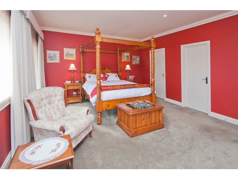 204 Outlook Drive, Dandenong North VIC 3175