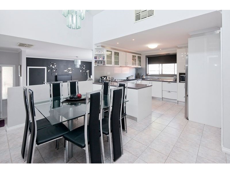 9 Monica Close, Endeavour Hills VIC 3802