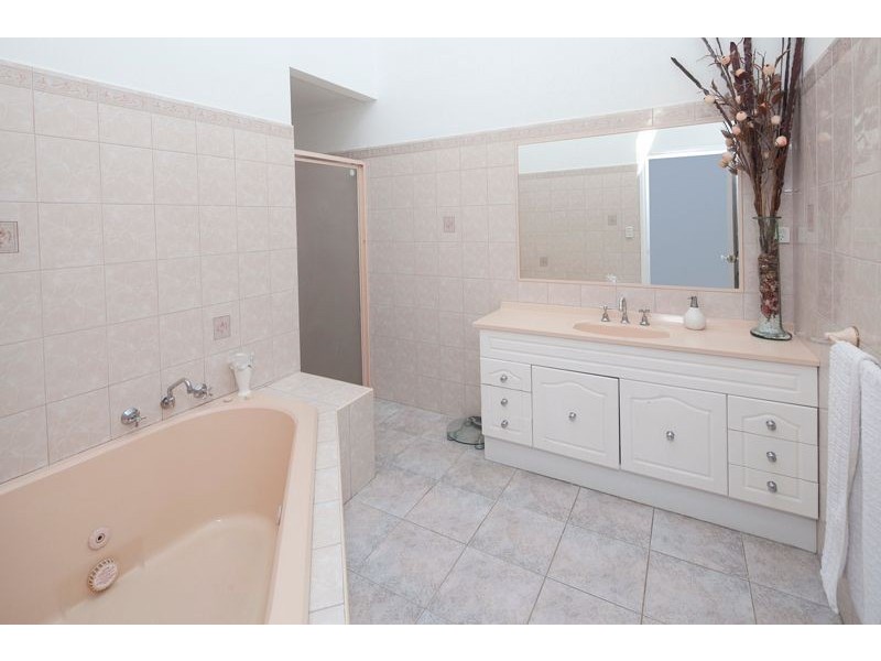 9 Monica Close, Endeavour Hills VIC 3802