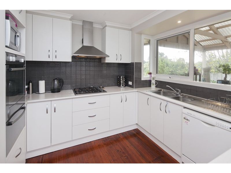 8 Sydney Parkinson Avenue, Endeavour Hills VIC 3802