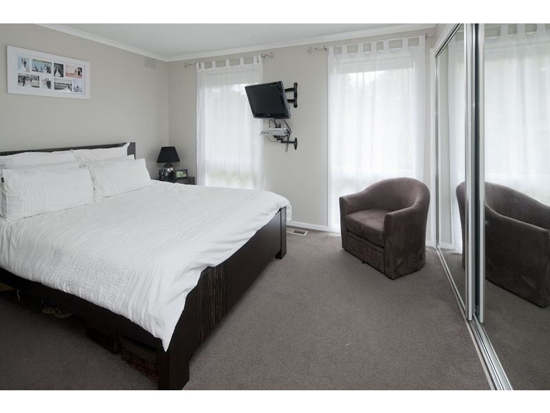 8 Sydney Parkinson Avenue, Endeavour Hills VIC 3802