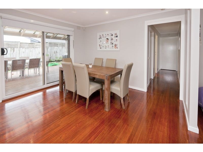 8 Sydney Parkinson Avenue, Endeavour Hills VIC 3802