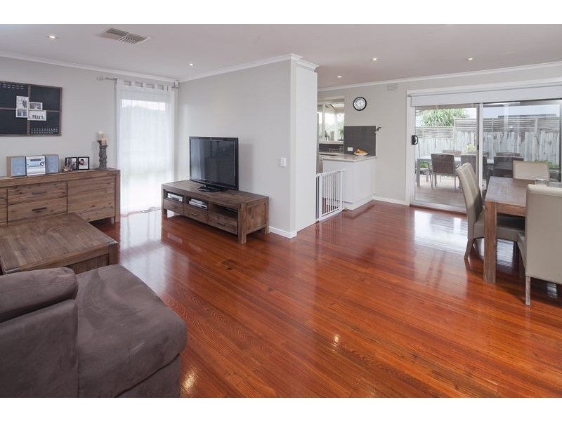 8 Sydney Parkinson Avenue, Endeavour Hills VIC 3802