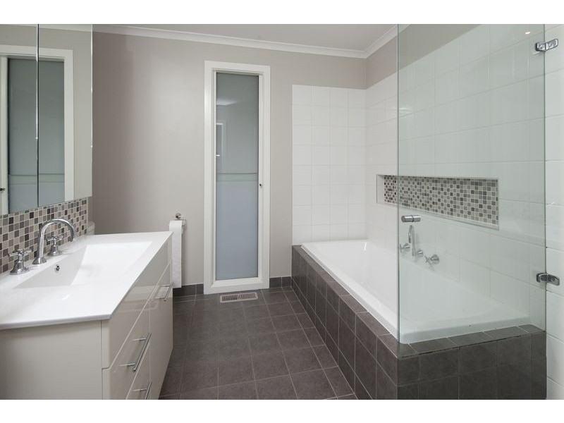 8 Sydney Parkinson Avenue, Endeavour Hills VIC 3802