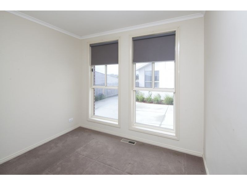 2/11 Lachlan Drive, Endeavour Hills VIC 3802