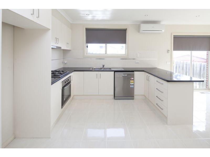 2/11 Lachlan Drive, Endeavour Hills VIC 3802