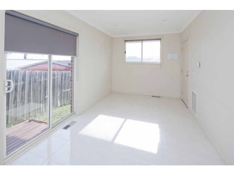 2/11 Lachlan Drive, Endeavour Hills VIC 3802