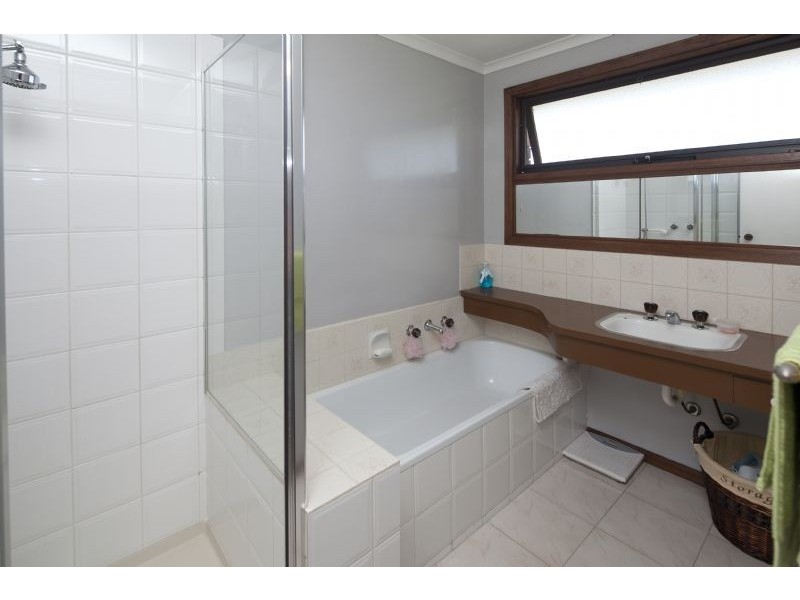 27 Fletcher Road, Dandenong North VIC 3175