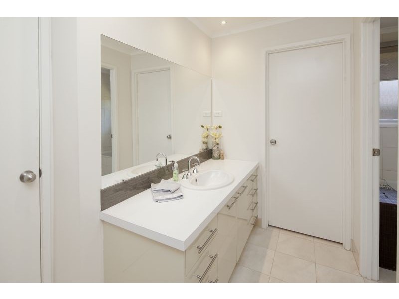 28 Briarhurst Ave, Dandenong North VIC 3175