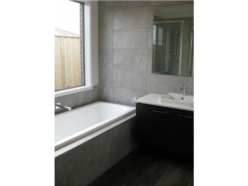 33 Morningside Blvd, Cranbourne VIC 3977
