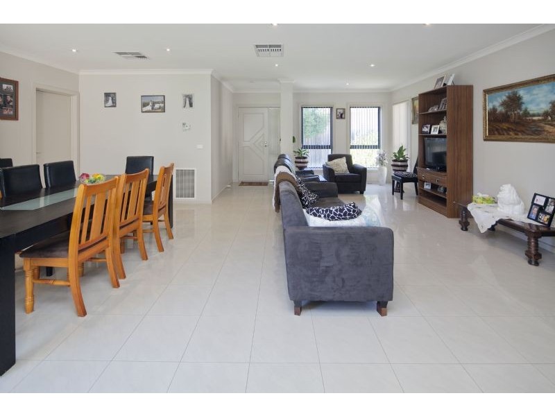 2/231 Outlook Drive, Dandenong North VIC 3175