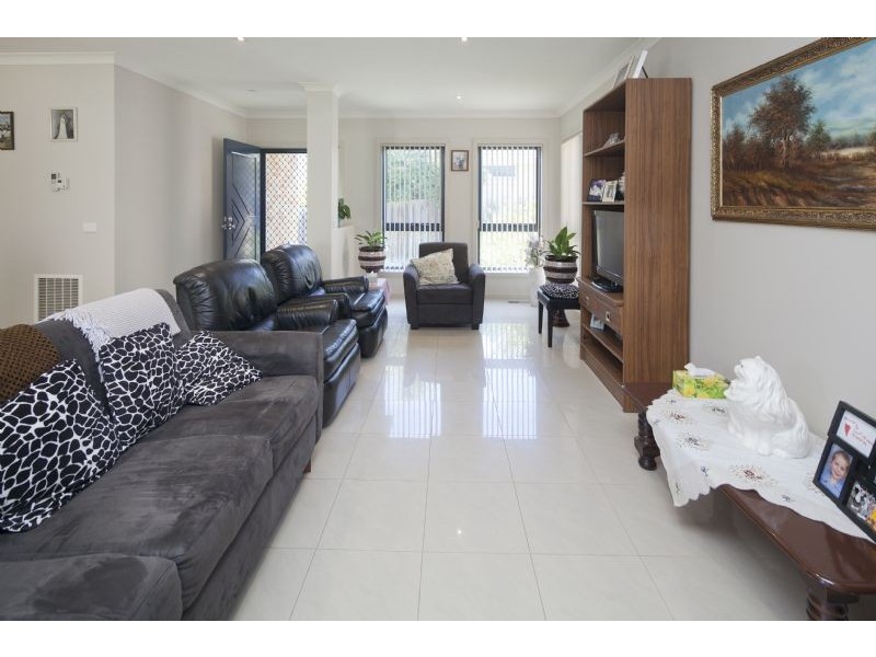 2/231 Outlook Drive, Dandenong North VIC 3175